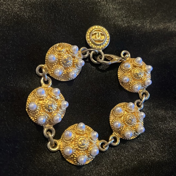 Chanel Vintage Pearl 1980s Gold Tone Metal Bracelet - Picture 5 of 8